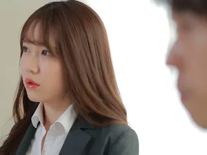 Người đàn ông bị ném bom nổ súng vào mặt và bên trong