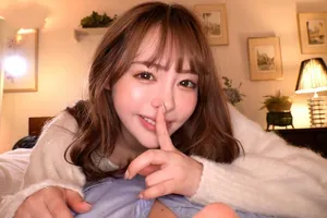 Kính cận ngồi xoa bím