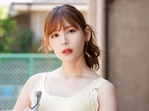 Nữ sinh năm hai tận dụng kỳ nghỉ hè để kiếm tiền học phí, mặc JK và đeo kính với thân hình hoàn hảo